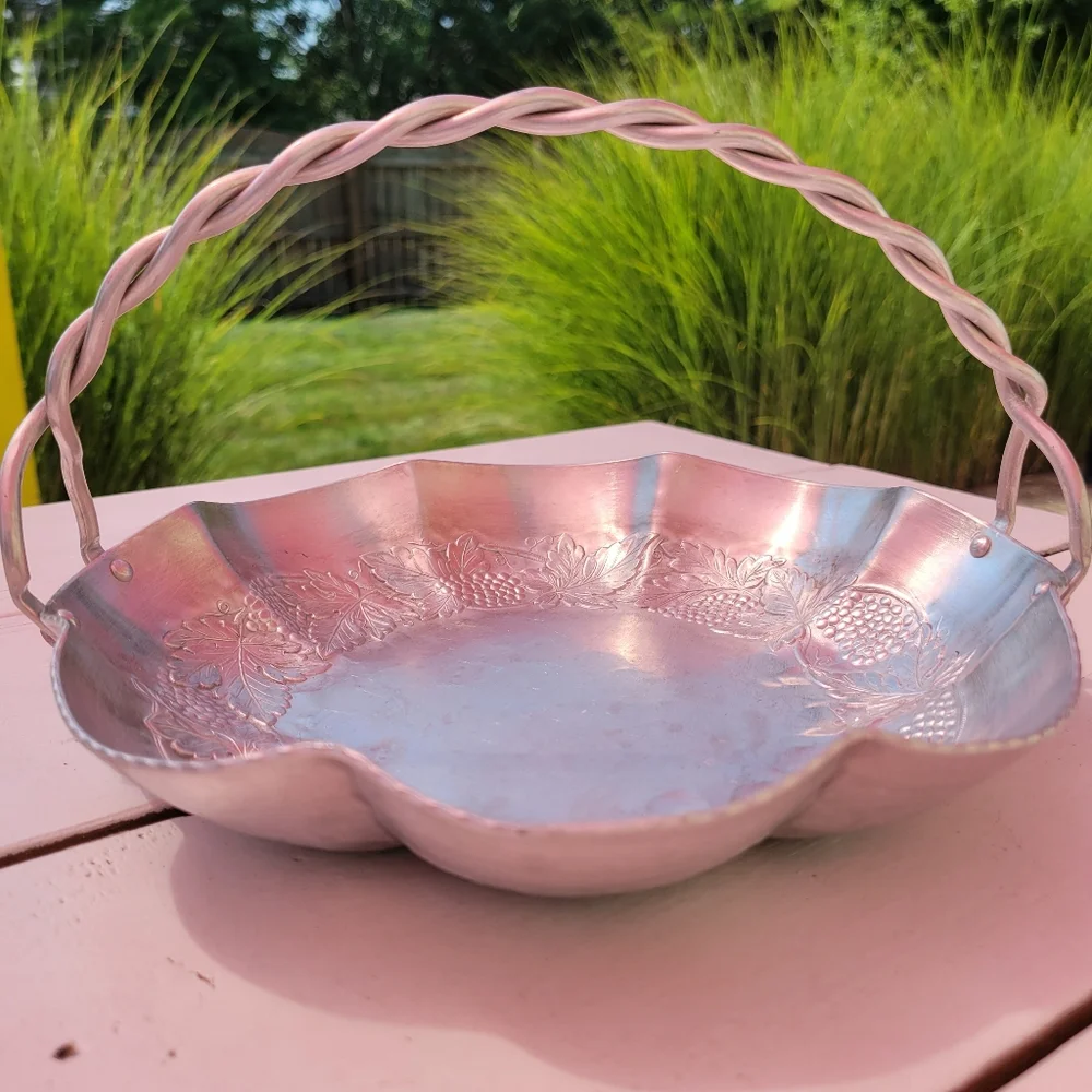 Everlast Forged Aluminum Basket with Handle ~ Grapes ~ Versatile Serveware